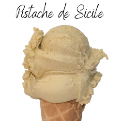Bac de glace à la pistache de Sicile, vert tendre, dans le comptoir