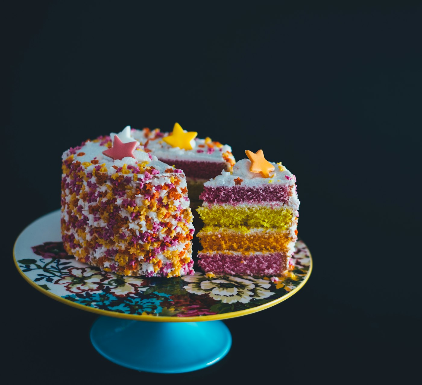 Gâteau glacé à étages, glaçage et décor coloré, sur un présentoir
