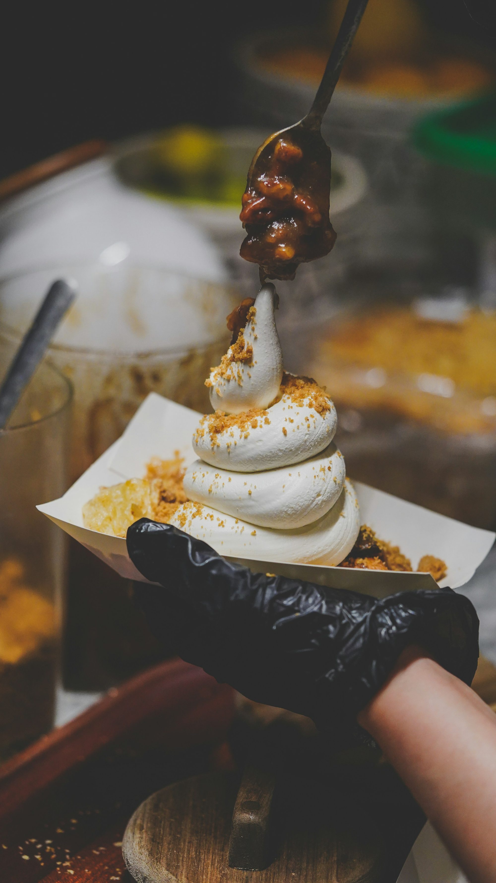 Mains qui dressent une glace avec soin, geste artisanal au comptoir