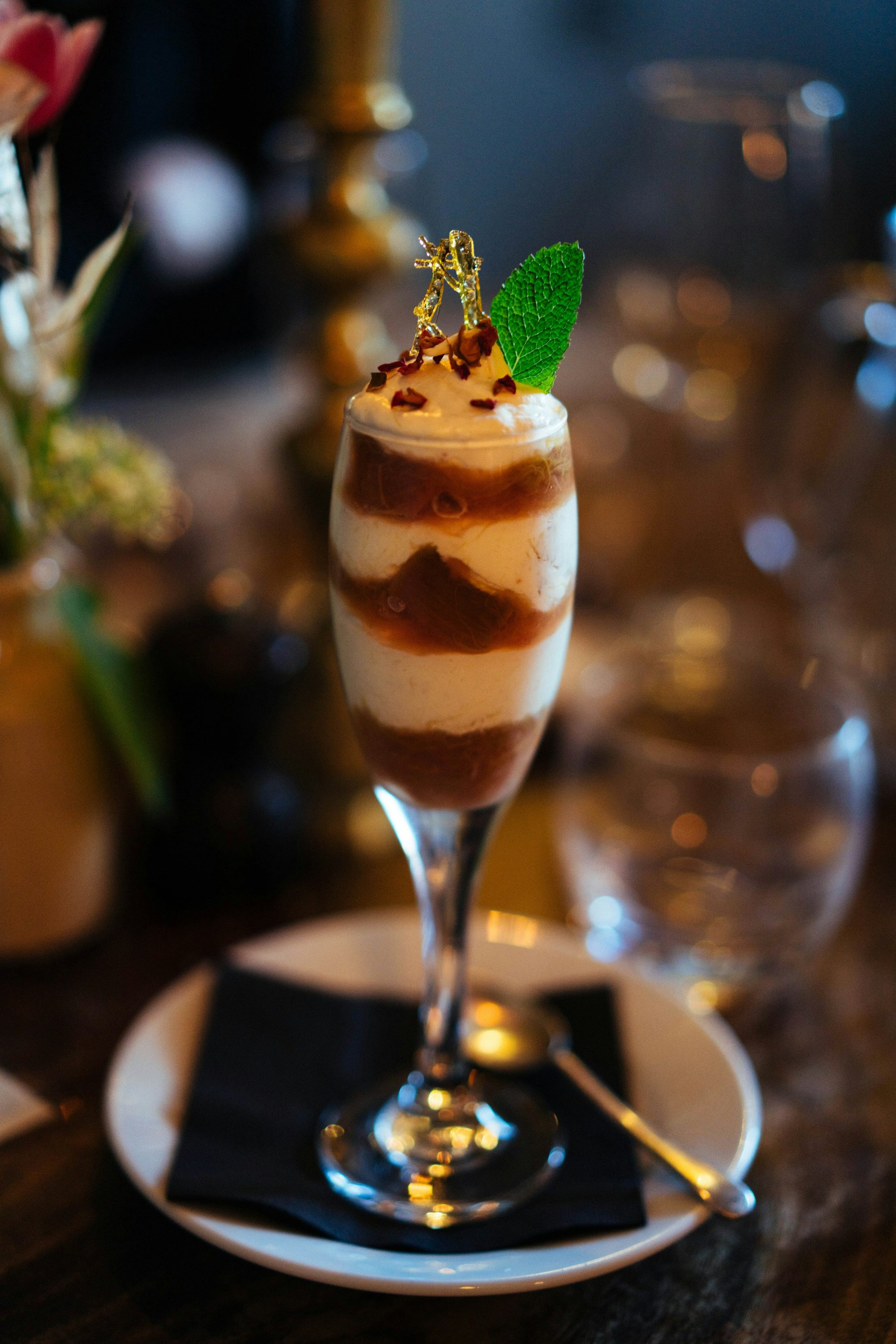 Dessert glacé étagé dressé en verre, crème et caramel — registre gâteau de fête